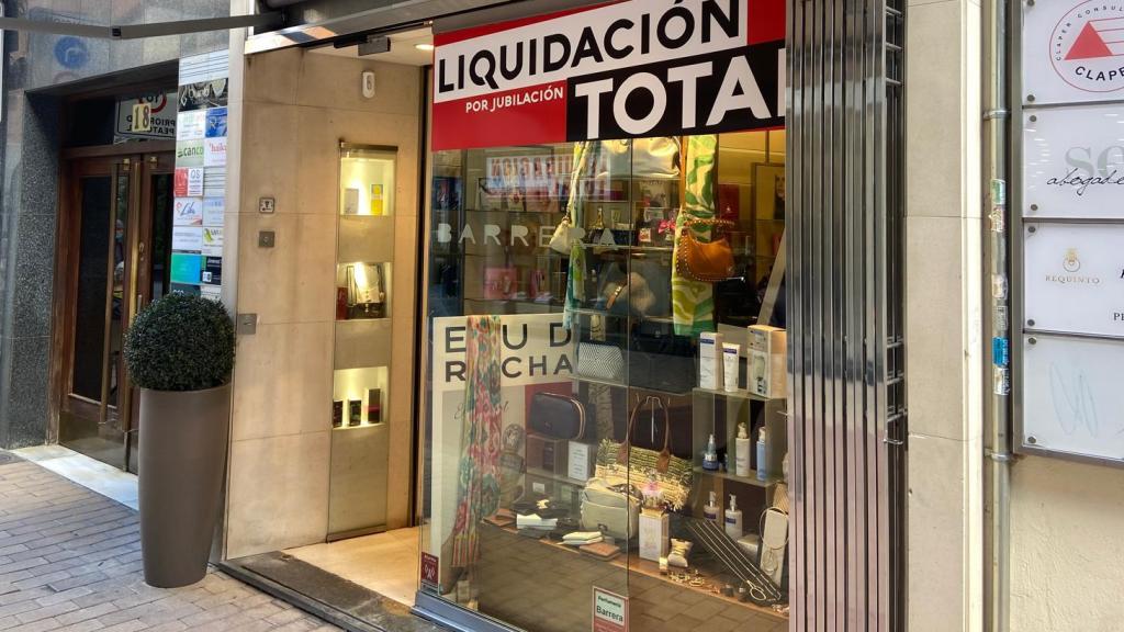 Cartel liquidación en el escaparate.