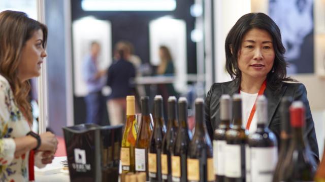 Una de las visitantes de Fenavin 2023.