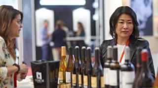 Una de las visitantes de Fenavin 2023.