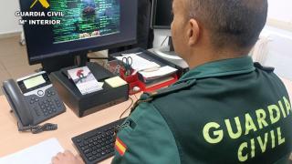 Un agente de la Guardia Civil