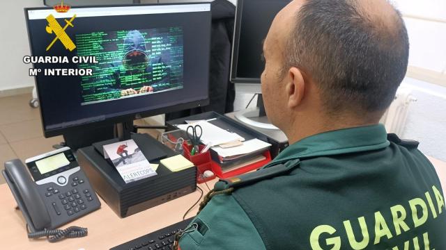 Un agente de la Guardia Civil