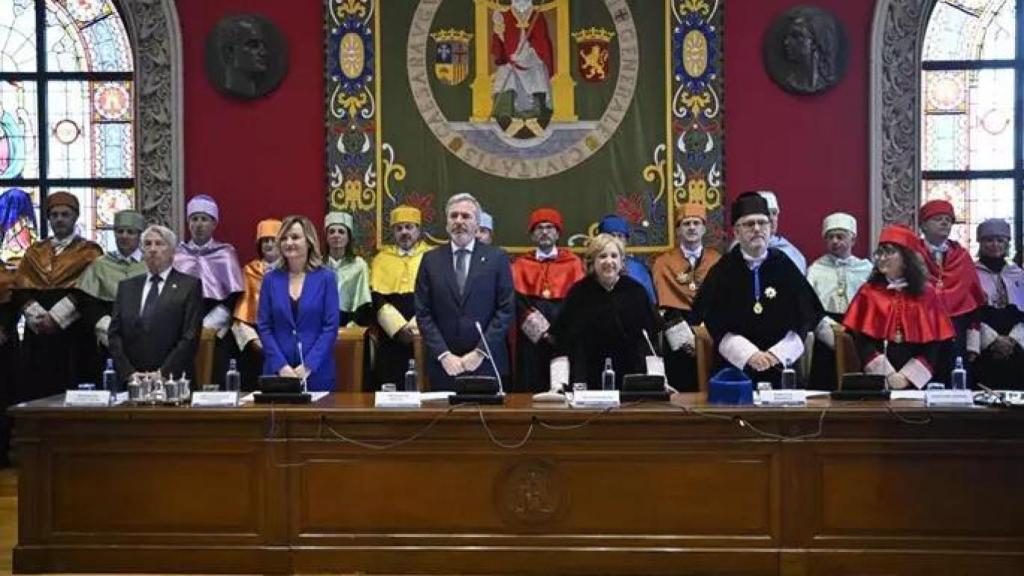 La nueva rectora de la Universidad de Zaragoza, Rosa Bolea, durante su acto de investigura, con la ministra de Educación, FP y Deporte, Pilar Alegría, y el presidente del Gobierno de Aragón, Jorge Azcón