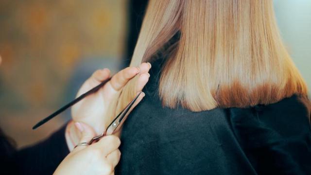 Imagen de una mujer en la peluquería.