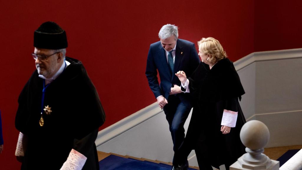 El presidente de Aragón, Jorge Azcón, y la rectora de la Universidad de Zaragoza, Rosa Bolea, momentos previos a la investidura.