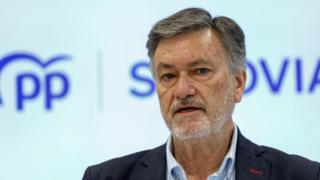 El secretario autonómico del PP de Castilla y León, Francisco Vázquez, durante una rueda de prensa en la sede del PP de Segovia