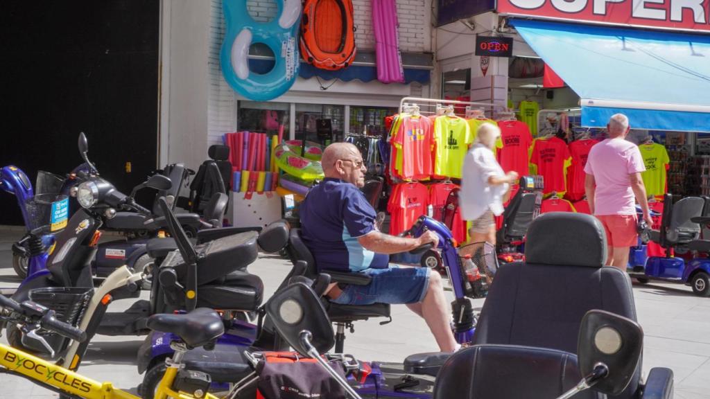 Un turista rodeado por vehículos.