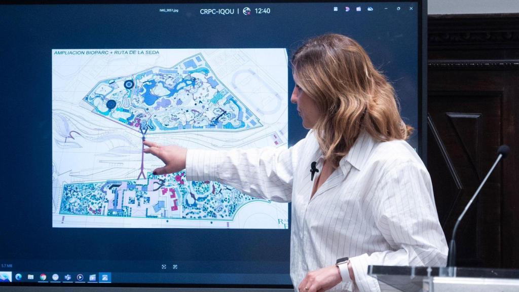 La alcaldesa de Valencia, María José Catalá, explica el proyecto de ampliación del Bioparc. EE