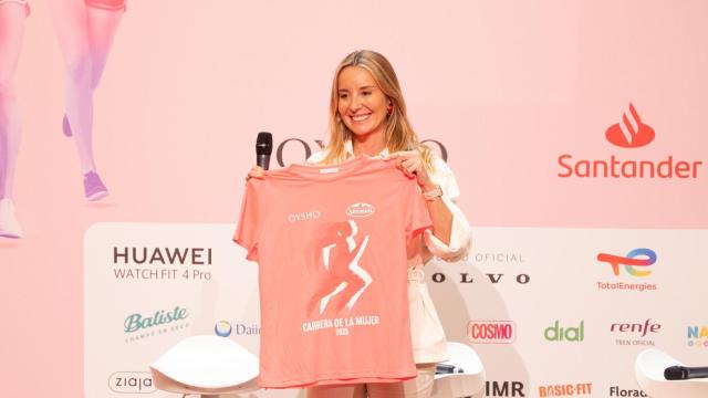 Amagoia Eizaguirre, embajadora de Oysho, posa con la camiseta oficial de la prueba deportiva.
