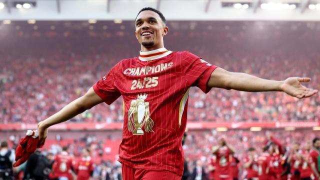 Alexander-Arnold celebrando el título de la Premier League con el Liverpool