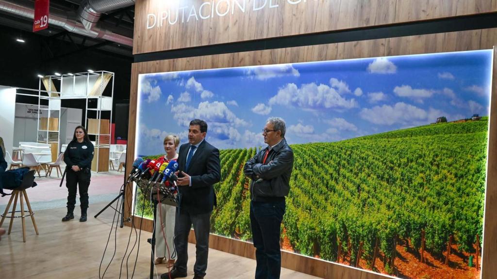 El presidente de la Diputación de Ciudad Real, Miguel Ángel Valverde, ha visitado las instalaciones de la Feria Nacional del Vino 2025.