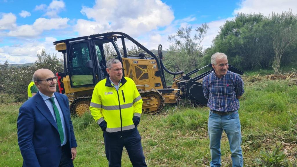 El presidente de la Diputación, Javier Faúndez, y el delegado territorial de la Junta, Fernando Prada, presentan el nuevo buldócer desbrozador