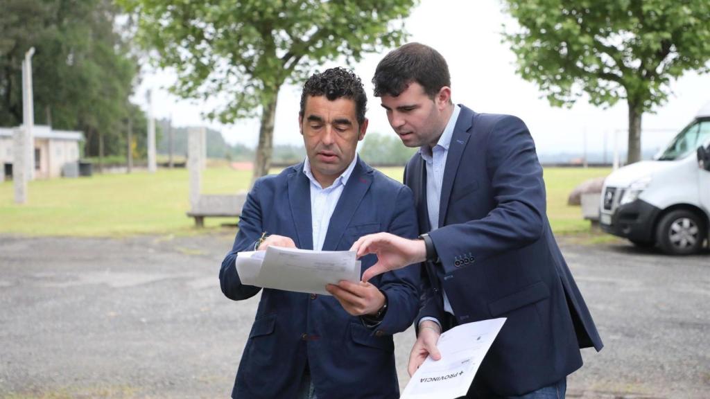 El presidente de la Diputación de Pontevedra, Luis López, con el alcalde de A Estrada, Gonzalo Louzao.