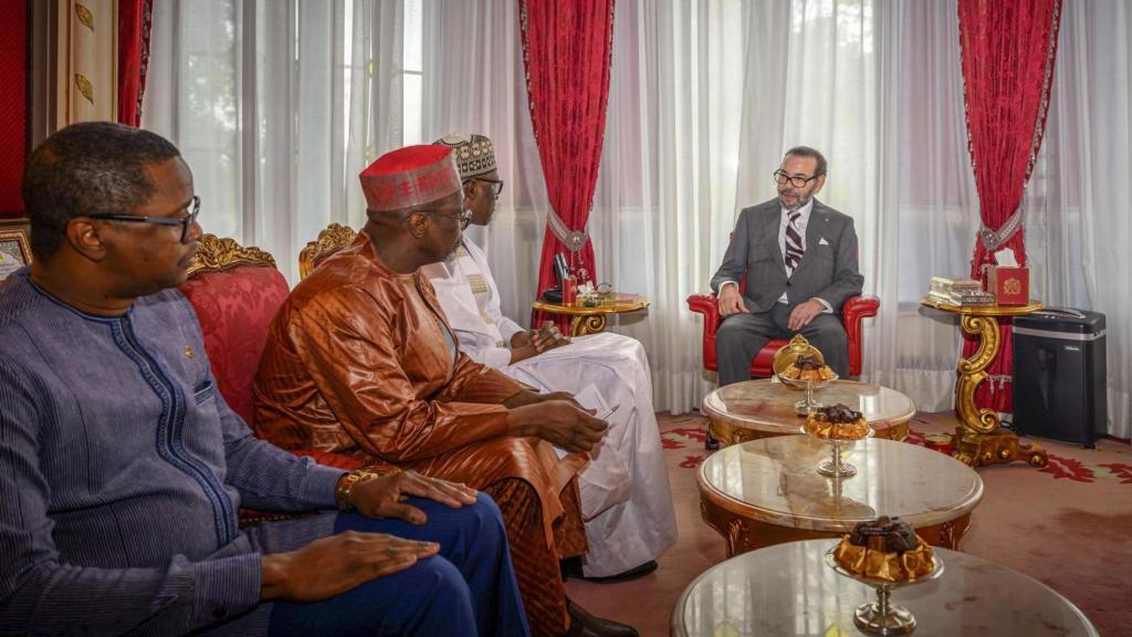 Los ministros de Exteriores de Burkina Faso, Mali y Níger agradecieron este lunes al rey Mohamed VI -quien los recibió en Rabat- su iniciativa para favorecer el acceso de los países del Sahel al océano Atlántico, en un contexto de crisis con Argelia y ruptura con su entorno subsahariano.
