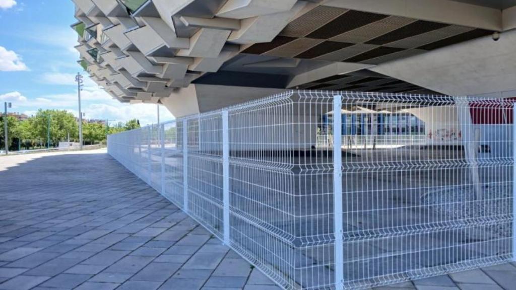 Estado actual del edificio, vallado para evitar los grafitis.