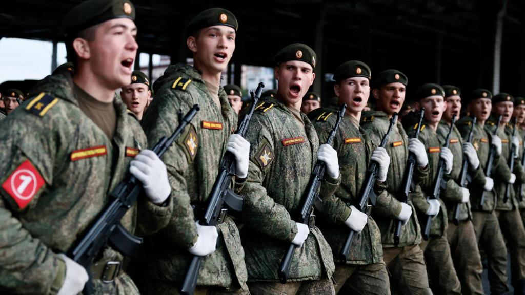 Militares rusos marchan en columnas el día de un ensayo para un desfile militar, que conmemora el 80 aniversario de la victoria sobre la Alemania nazi en la Segunda Guerra Mundial, en el centro de Moscú, Rusia, el 3 de mayo de 2025.
