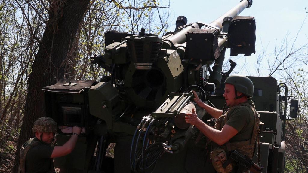 Militares ucranianos preparan un obús autopropulsado César para disparar contra las tropas rusas , en medio del ataque de Rusia contra Ucrania, en un frente en la región de Donetsk.
