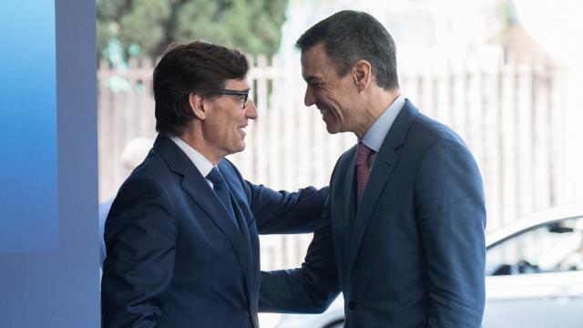 Salvador Illa, presidente de la Generalitat , saluda a Pedro Sánchez, presidente del Gobierno.