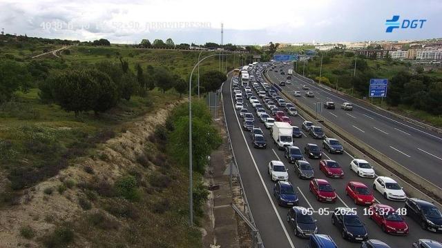La caída de una plancha de prefabricado causa retenciones de 9 km en los túneles del Pardo de la M-40