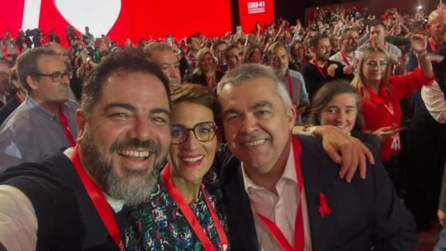 Ramón Alzórriz, vicesecretario general del PSN-PSOE; María Chivite, presidenta del Gobierno de Navarra; y Santos Cerdán, secretario de Organización del PSOE, en el Congreso Federal del PSOE celebrado en Sevilla.