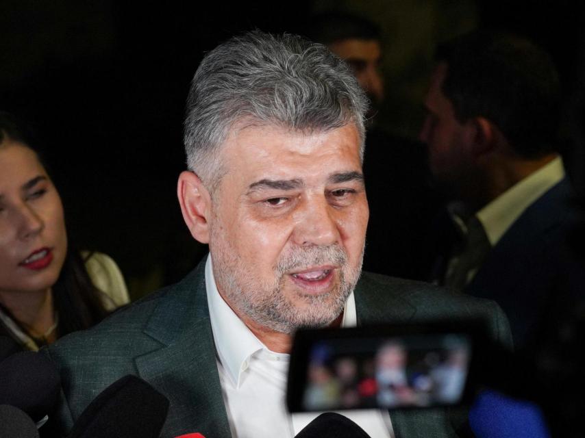 El primer ministro rumano Marcel Ciolacu habla con los medios de comunicación, durante la primera vuelta de las elecciones presidenciales, en Bucarest, Rumanía, 4 de mayo de 2025.