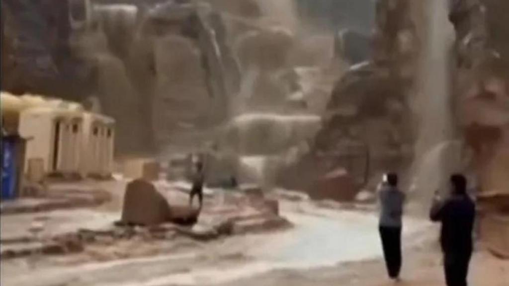Turistas graban con sus móviles la subida repentina del agua junto al yacimiento de Petra antes de ser evacuados.