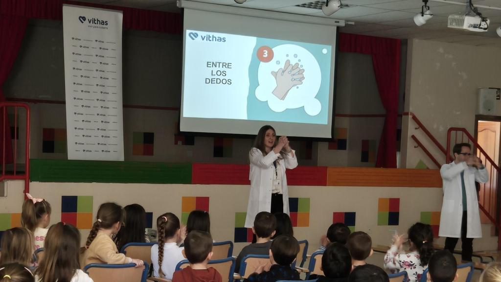 Un momento de la charla a niños para que aprendan a lavarse bien las manos.