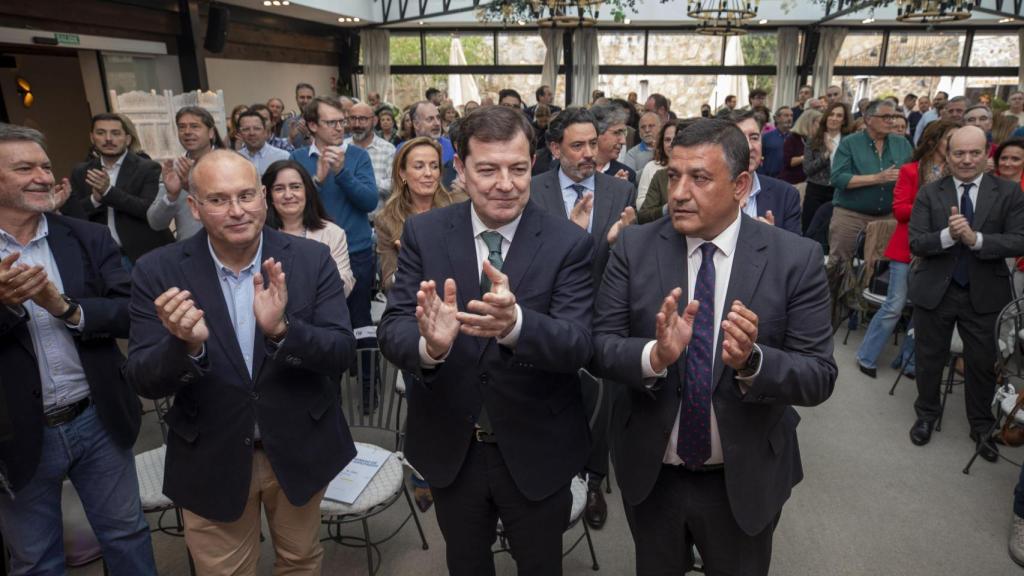 El presidente del Partido Popular de Castilla y León, Alfonso Fernández Mañueco, y el portavoz del Grupo Parlamentario Popular en el Congreso de los Diputados, Miguel Tellado, clausuran el acto ‘En defensa de la igualdad y la democracia’.