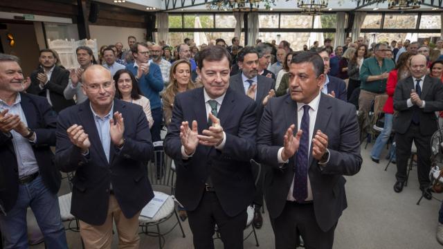 El presidente del Partido Popular de Castilla y León, Alfonso Fernández Mañueco, y el portavoz del Grupo Parlamentario Popular en el Congreso de los Diputados, Miguel Tellado, clausuran el acto ‘En defensa de la igualdad y la democracia’.