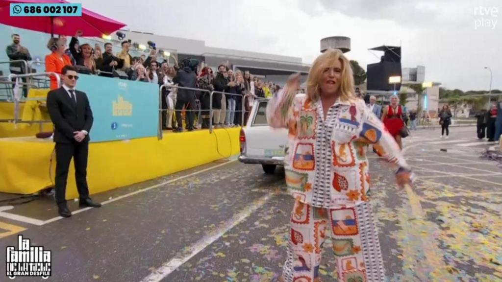 Lydia Lozano bailando el chuminero.