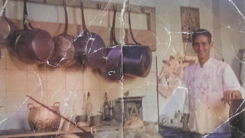 Paco Ibáñez de joven en las cocinas de los baños.