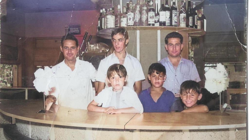 Paco Ibáñez (izquierda) junto a sus tres hijos y hermanos.