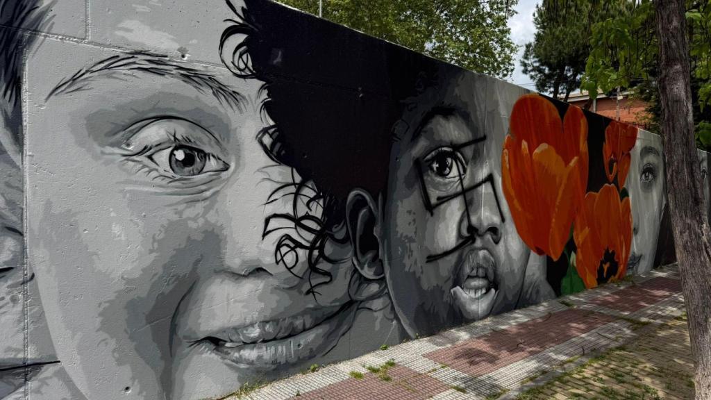 La esvástica pintada en un mural de Parla.