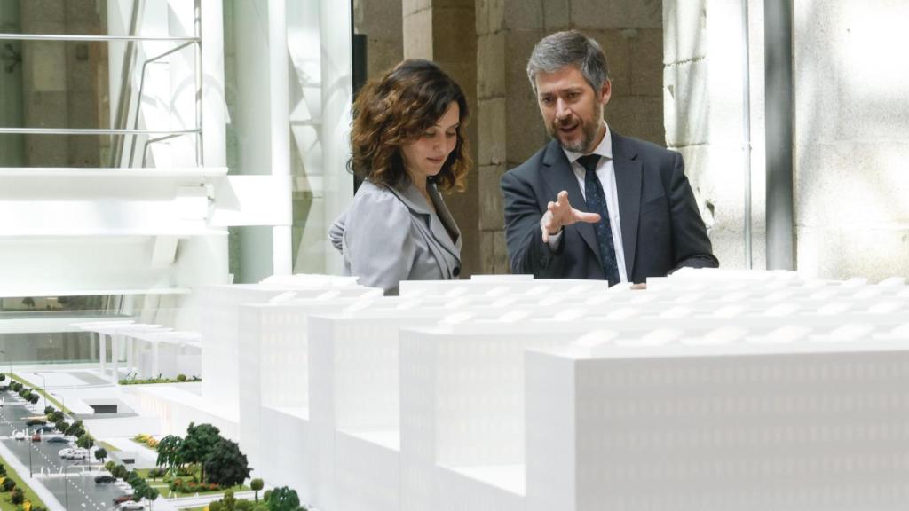 La presidenta de la Comunidad de Madrid con Miguel Ángel García, consejero de Presidencia, Justicia y Administración Local junto a la maqueta de la Ciudad de la Justicia de Madrid.