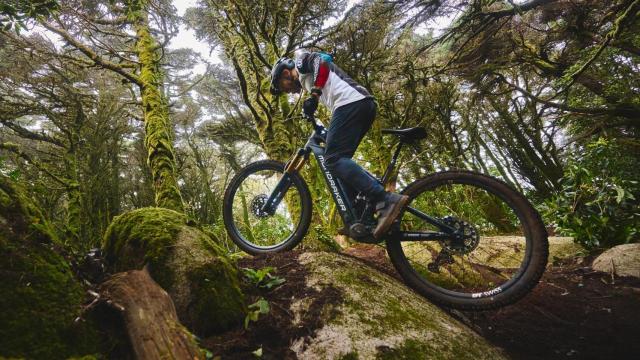 Un ciclista usando una bicicleta de montaña con el motor Bosch CX-R