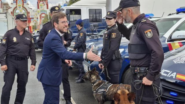 El subdelegado del Gobierno en Sevilla, Francisco Toscano, saluda en la Feria de Abril a agentes de Policía Nacional.