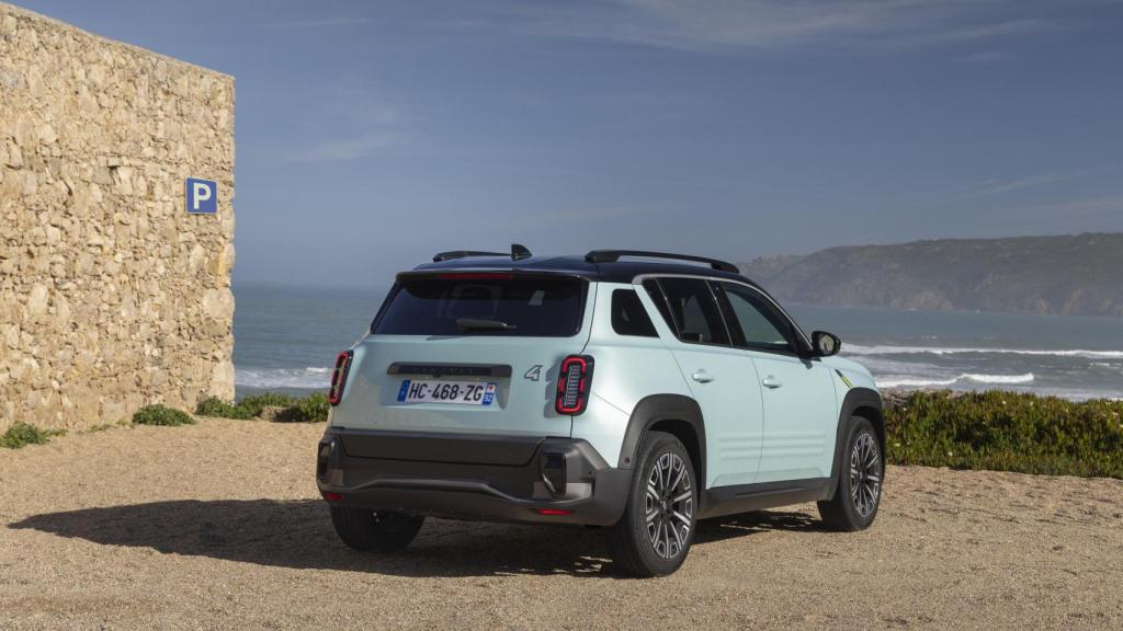 Vista tres cuartos trasera del nuevo Renault 4 eléctrico