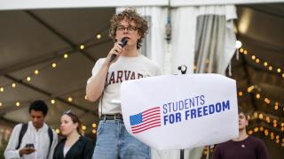 Un estudiante de Harvard en una manifestación contra la política de recortes de Trump el pasado 29 de abril.