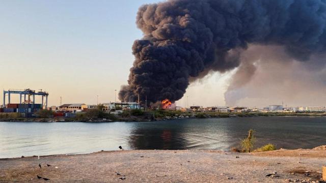 Columna de humo negro tras el ataque de las FAR contra el aeródromo de Puerto Sudán.