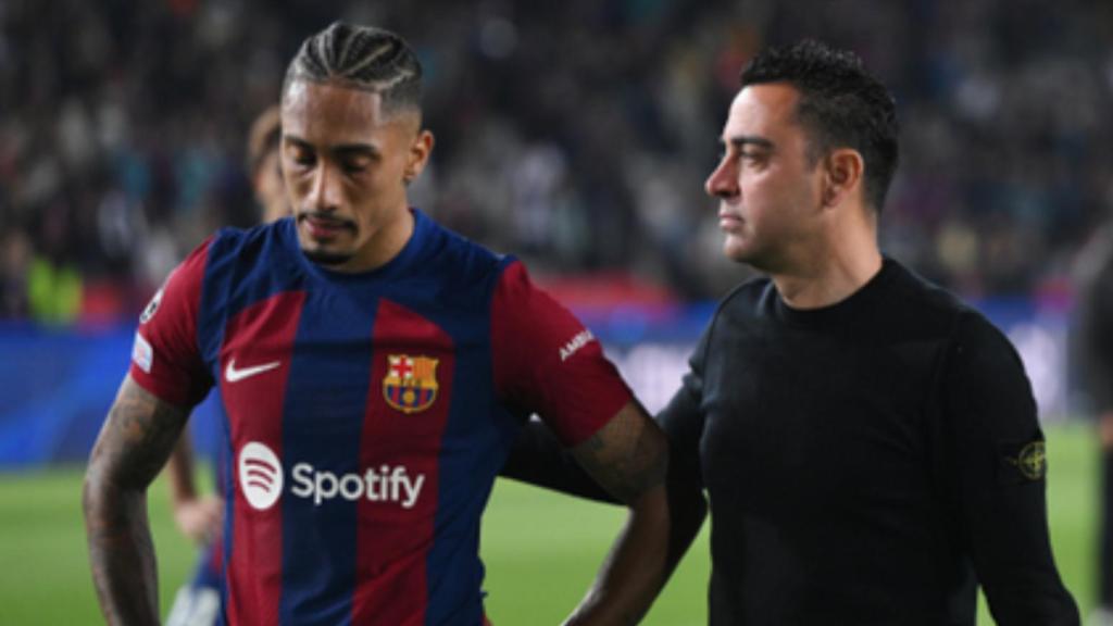 Raphinha y Xavi Hernández, en un partido del FC Barcelona