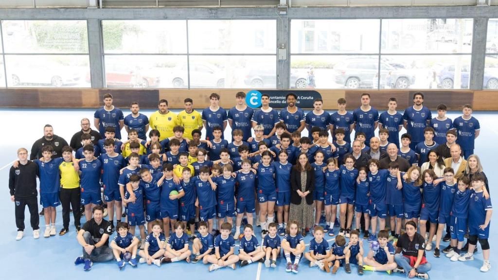 La alcaldesa de A Coruña, Inés Rey, con la estructura del OAR Coruña.