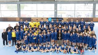 La alcaldesa de A Coruña, Inés Rey, con la estructura del OAR Coruña.