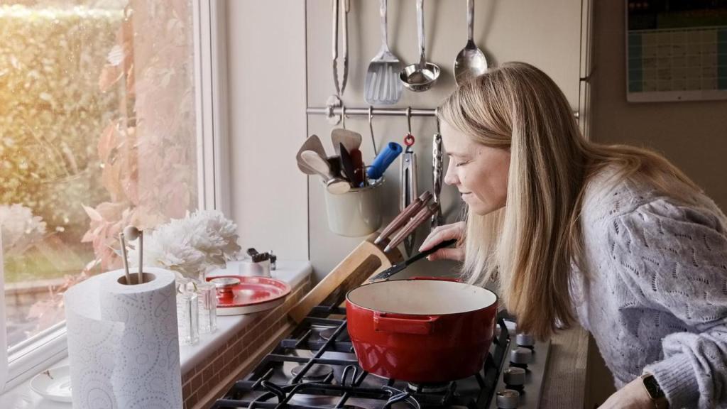Imagen de archivo de una persona cocinando.