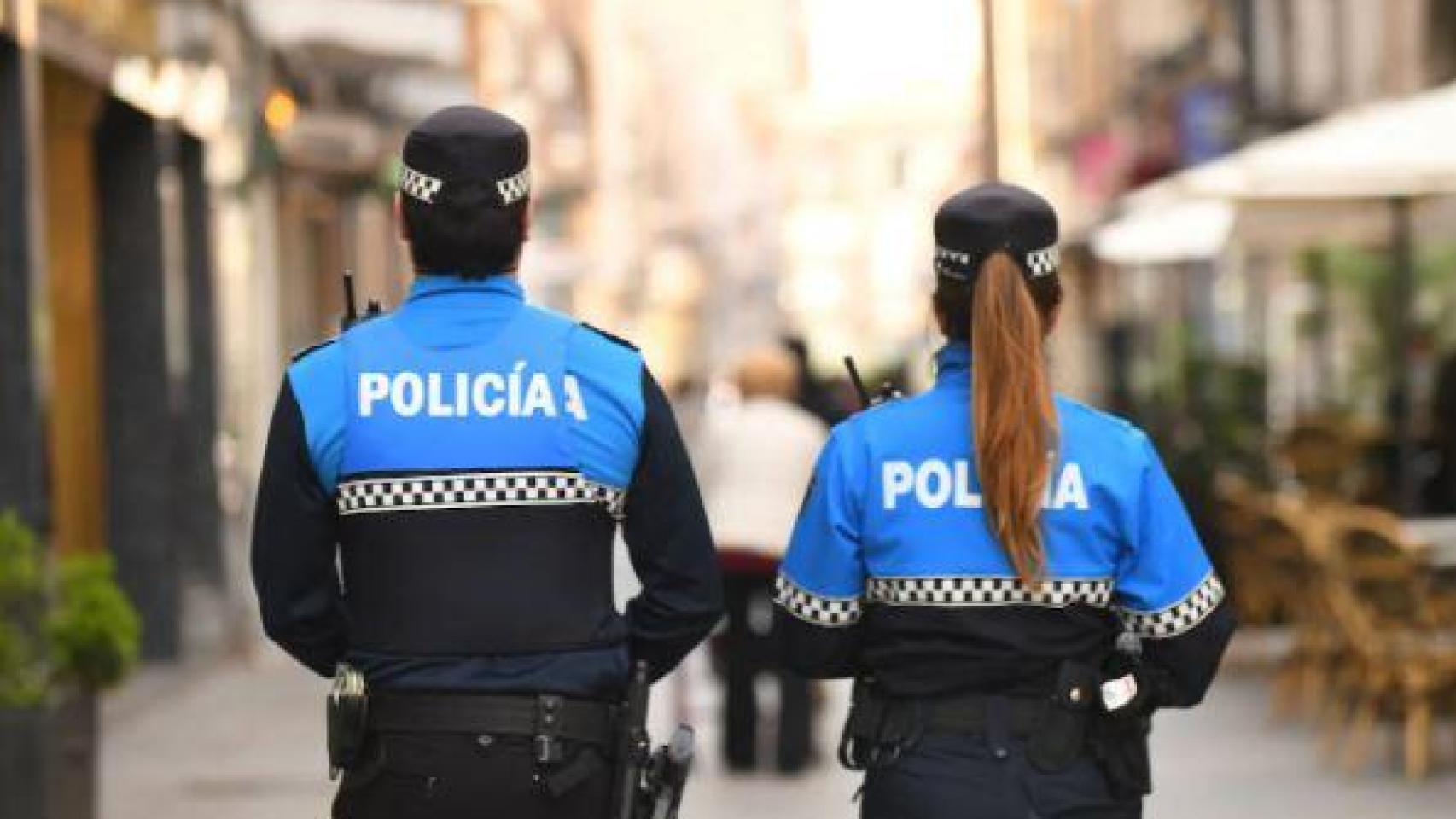 Dos agentes de la Policía Municipal de Valladolid