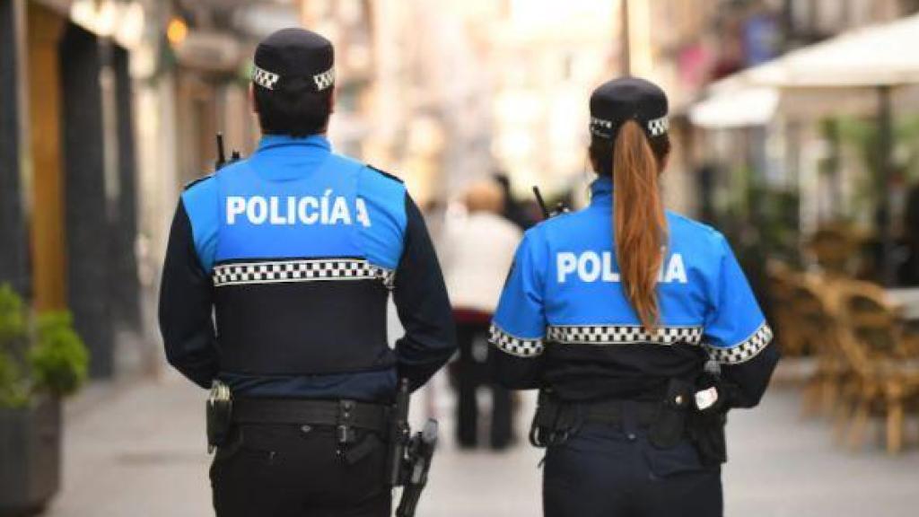 Dos agentes de la Policía Municipal de Valladolid