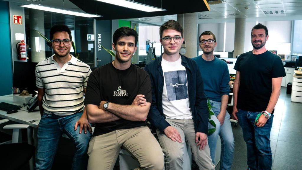 De izquierda a derecha: Nicolás Betancourt (Data Scientist), Sergi Fuster (Data Scientist), Jaume Barrios (Head of AI), Nicolás Manero (Head of Applied Innovation) y Manuel Ginés (Head of R&D de Sofistic).