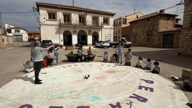 Niños jugando en la plaza del pueblo.