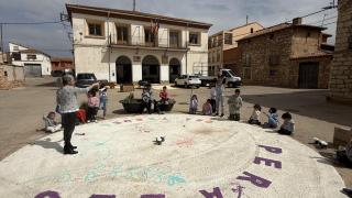 Niños jugando en la plaza del pueblo.
