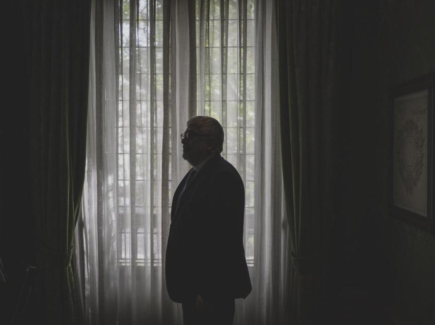 José Juan Ruiz posa frente a la ventana de su despacho en el Instituto Real Elcano