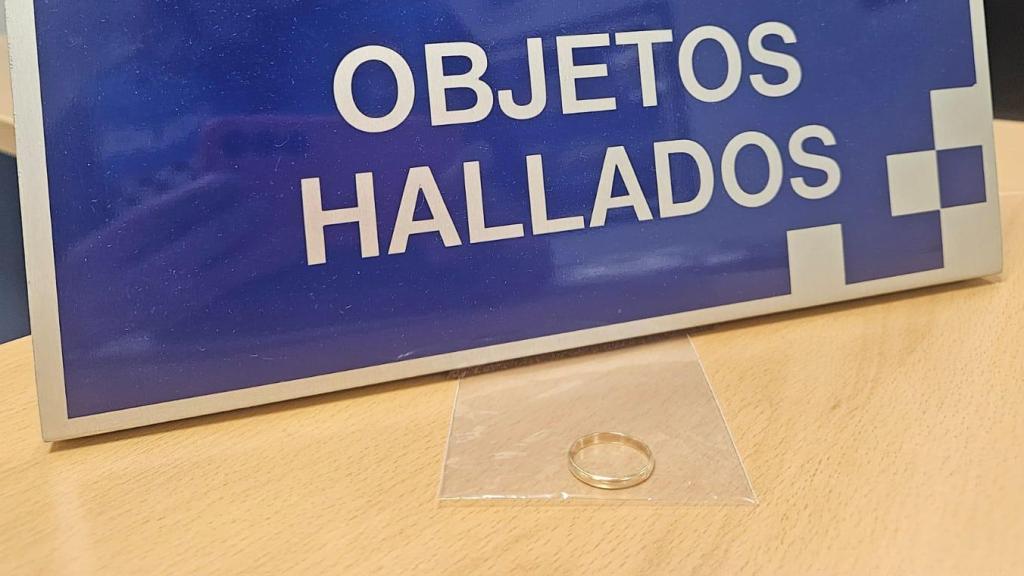 Imagen de la alianza hallada distribuida por la Policía Local de Valladolid