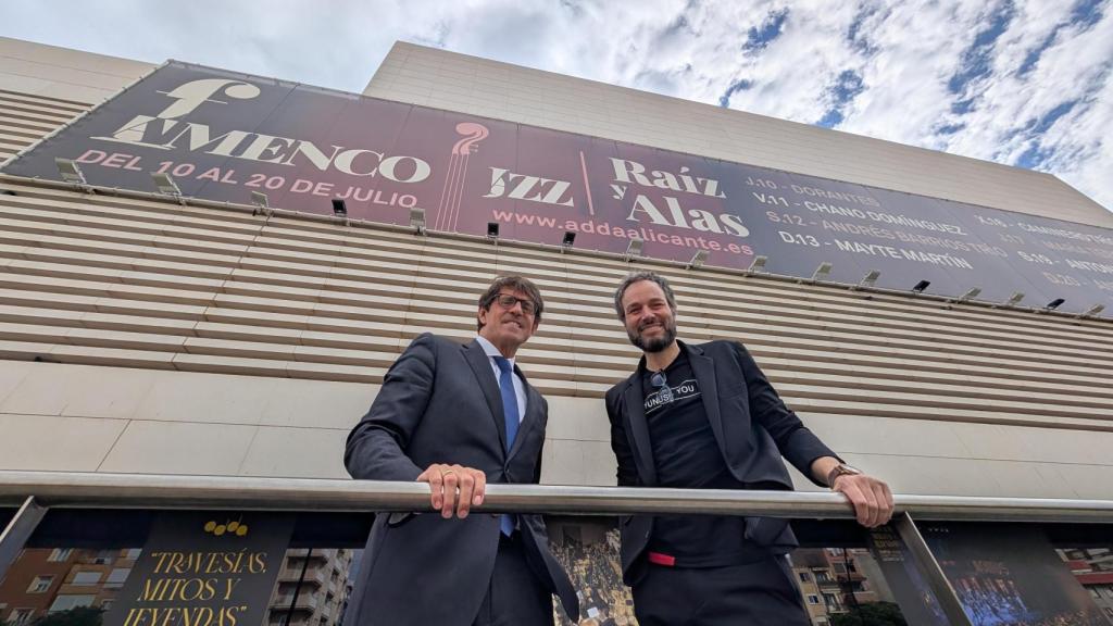 El diputado de Cultura Juan de Dios Navarro y el director del ADDA Josep Vicent,  este martes.